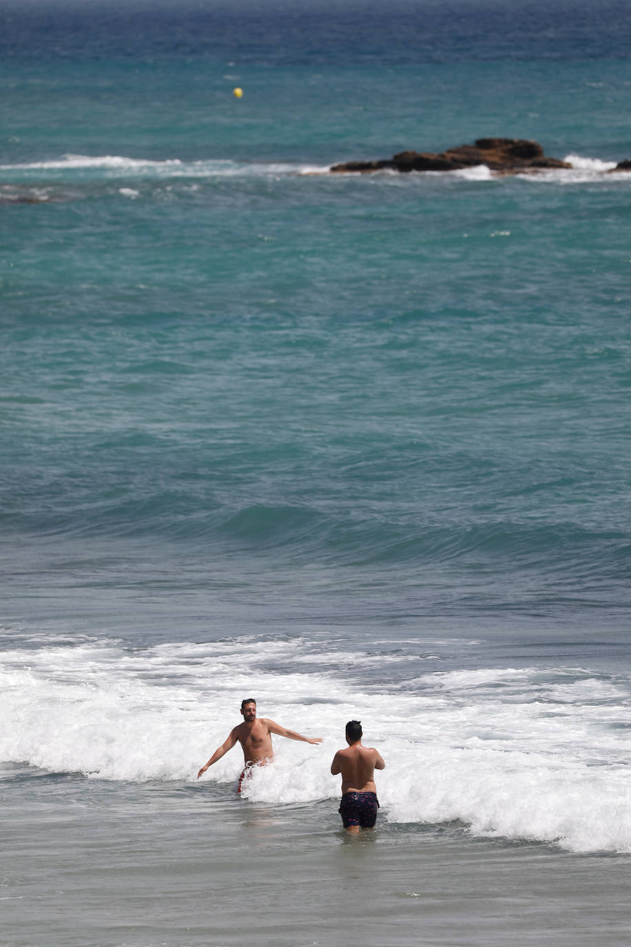 Fotos: Miles de ciudadanos de la Región pasan el día en la playa de Torre de la Horadada