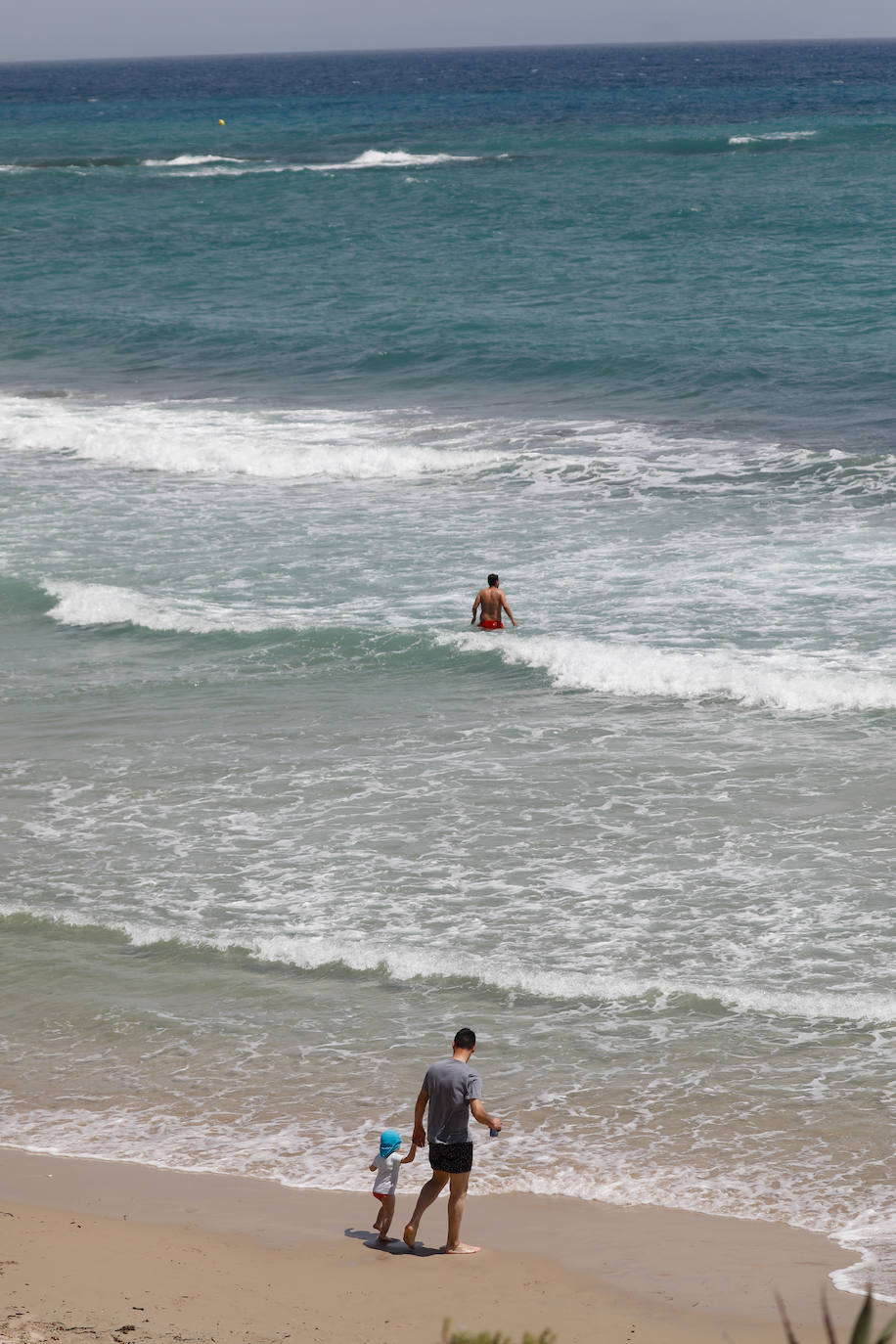 Fotos: Miles de ciudadanos de la Región pasan el día en la playa de Torre de la Horadada