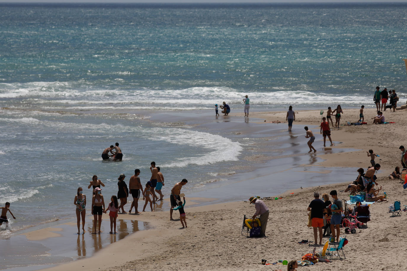 Fotos: Miles de ciudadanos de la Región pasan el día en la playa de Torre de la Horadada