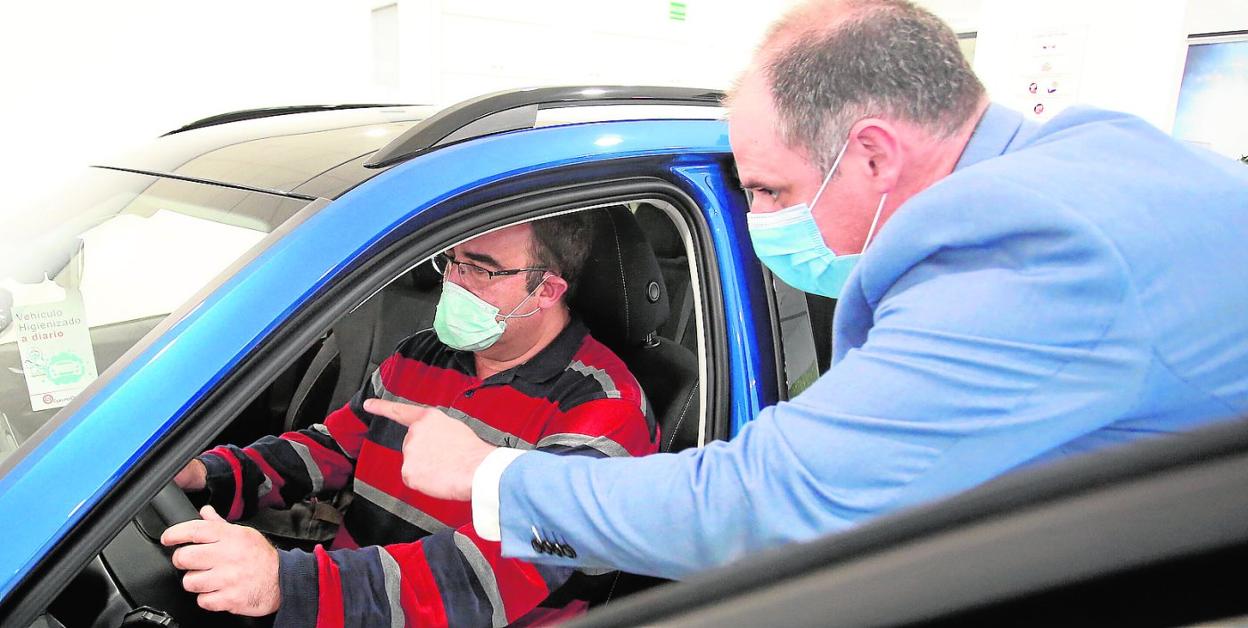 Un cliente examina el interior de un automóvil ofertado en un concesionario bajo la fórmula de 'renting'. 
