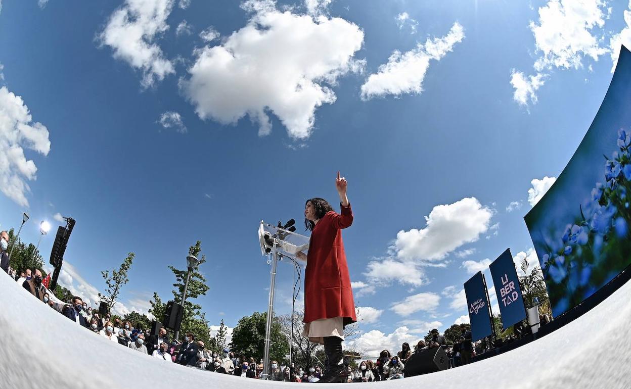 Isabel Días Ayuso, durante un mitin de campaña.