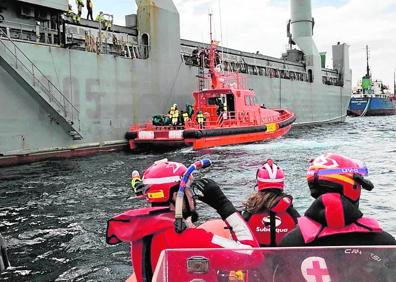 Imagen secundaria 1 - Arriba, labores de asistencia tras la llegada de una patera a la costa regional; a la izquierda, intervención conjunta de Cruz Roja y la Armada en aguas de Cartagena, el año pasado; y, a la derecha, reparto de alimentos y productos básicos durante el confinamiento a personas solas y aisladas en casa.