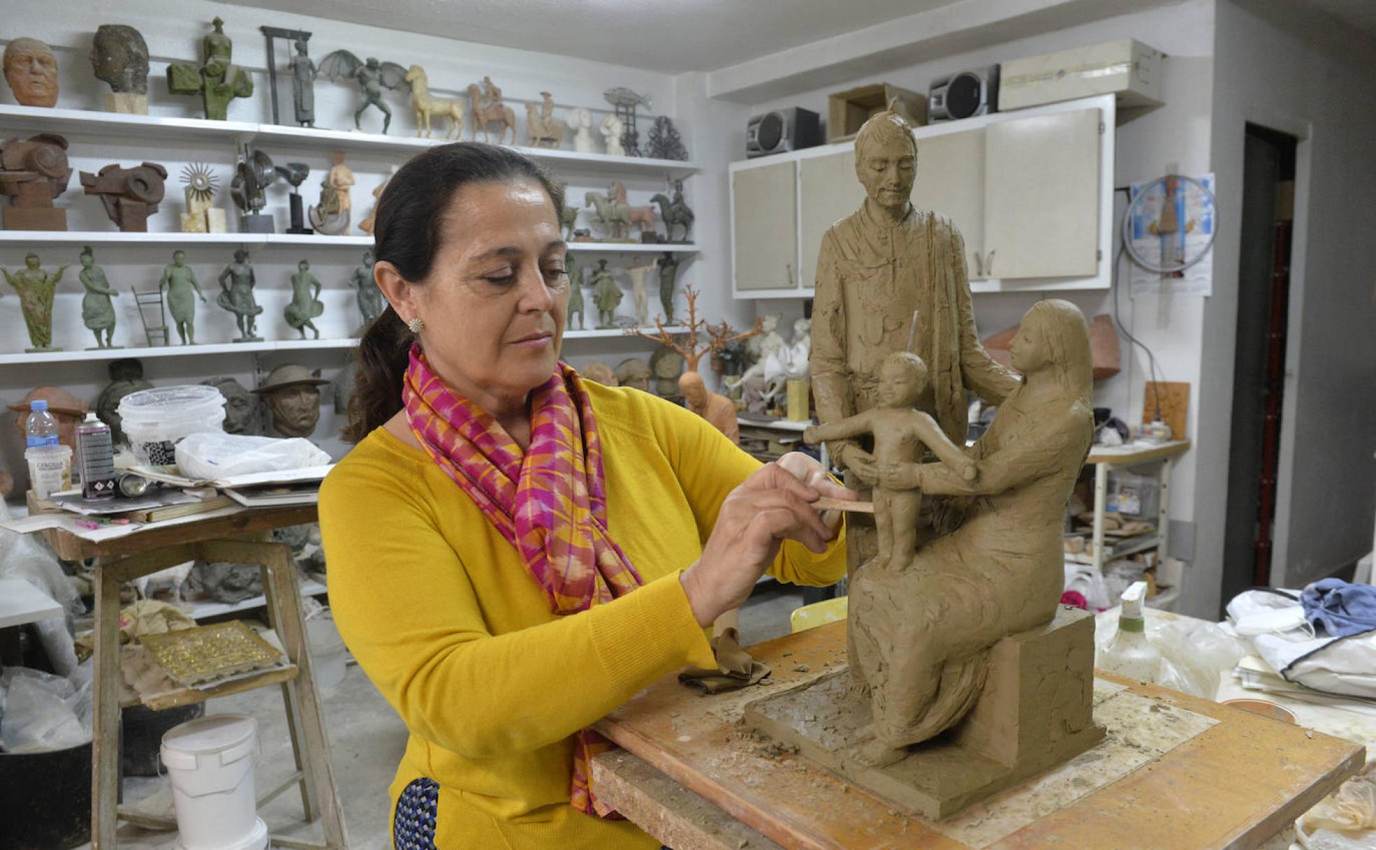 Lola Arcas, escultora.