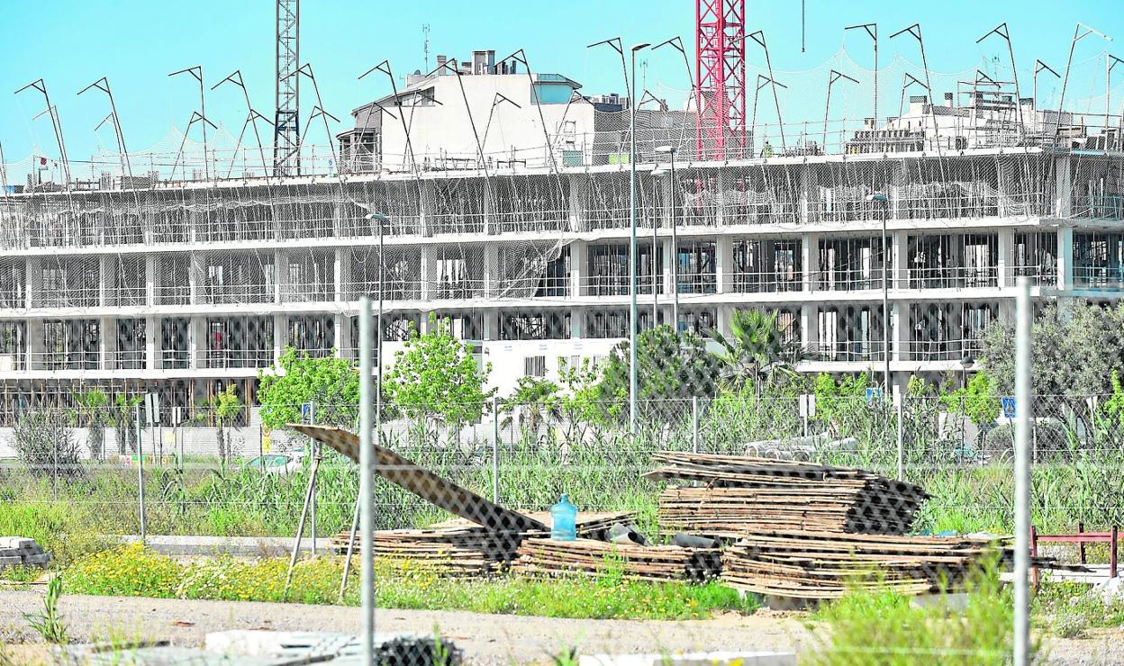 Edificio en construcción en la carretera de Churra, frente a la pastelería Luis Miguel. 