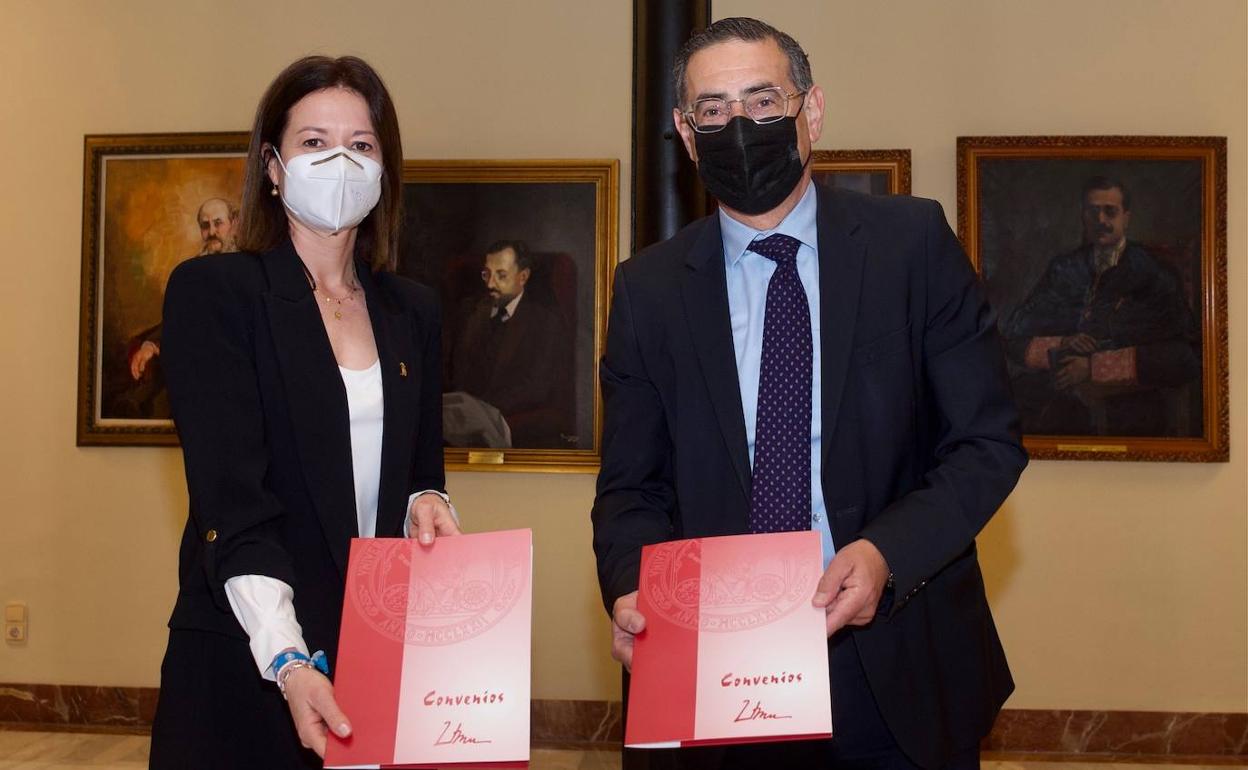 La alcaldesa de Águilas, Mari Carmen Moreno y el rector de la UMU, José Luján.