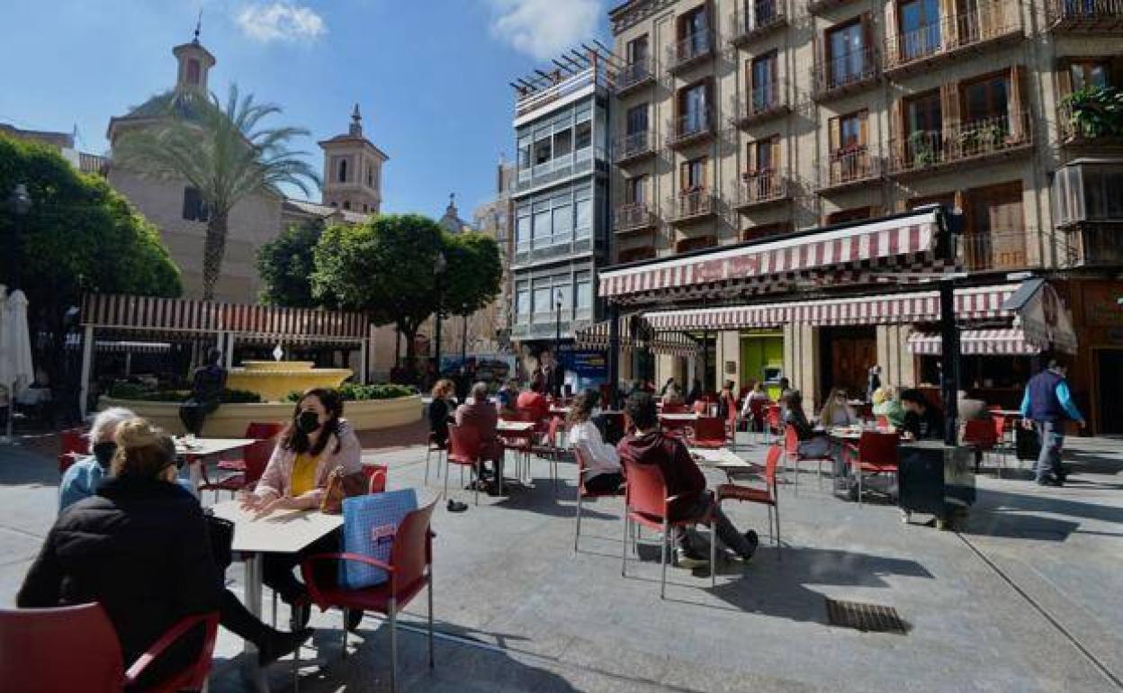 Terrazas de la Plaza de las Flores de Murcia, en una imagen de archivo.