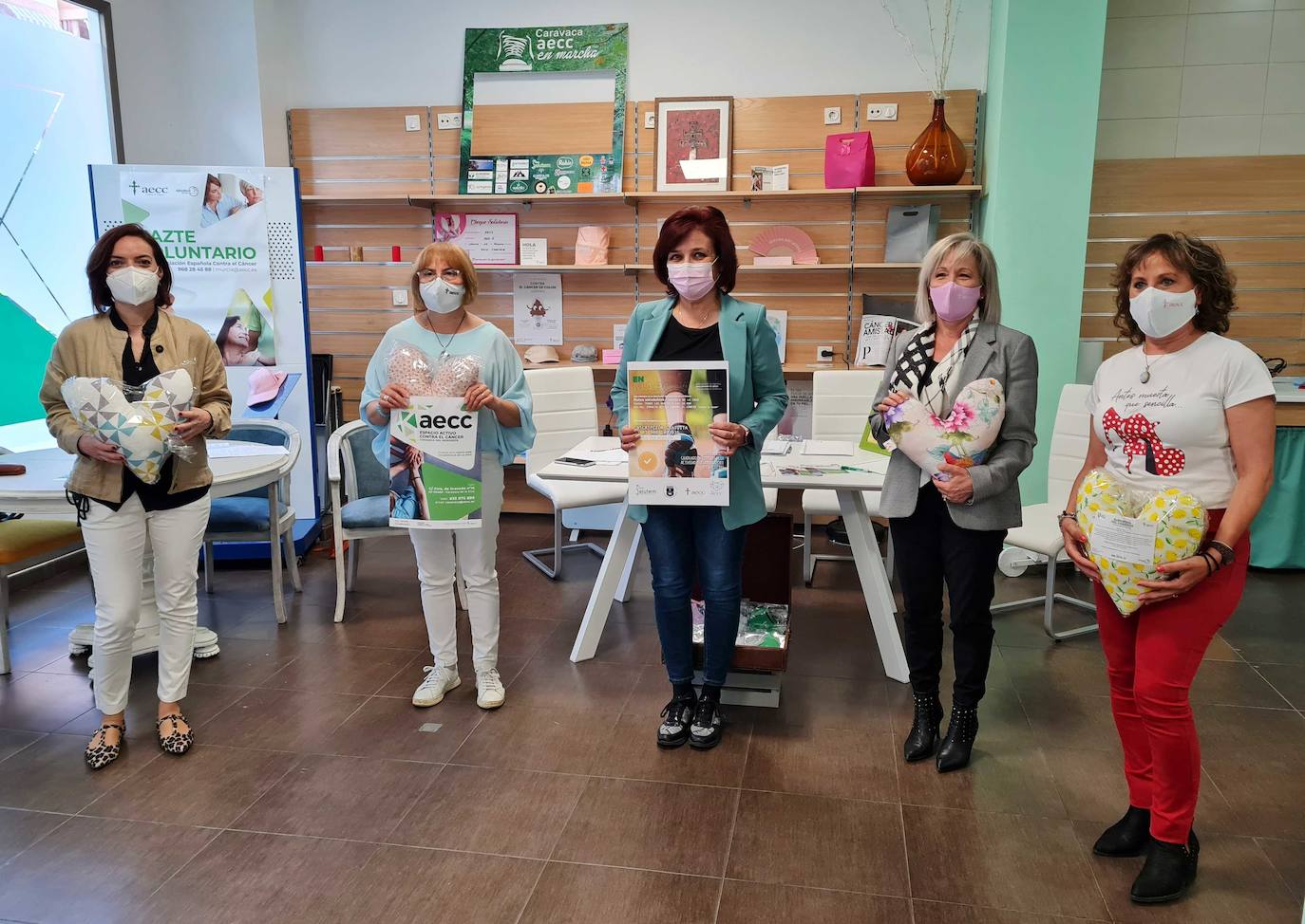Mónica Sánchez, concejal de Sanidad (1ª izda) junto a Cruz Salazar, vicepresidenta de AECC y otras componentes de la asociación en Caravaca. 