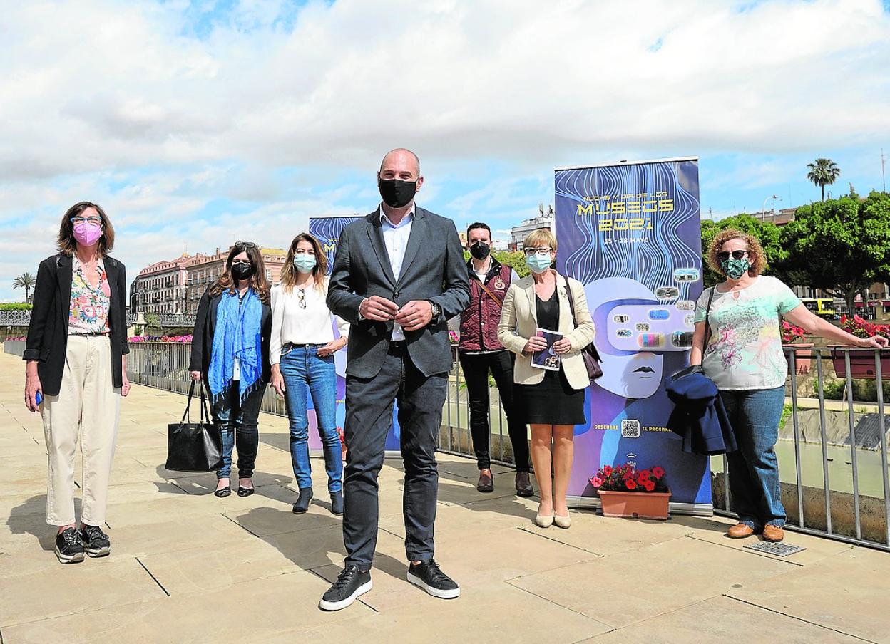 García Rex, junto a responsables de salas y museos, ayer, en la terraza de Los Molinos del Río. 