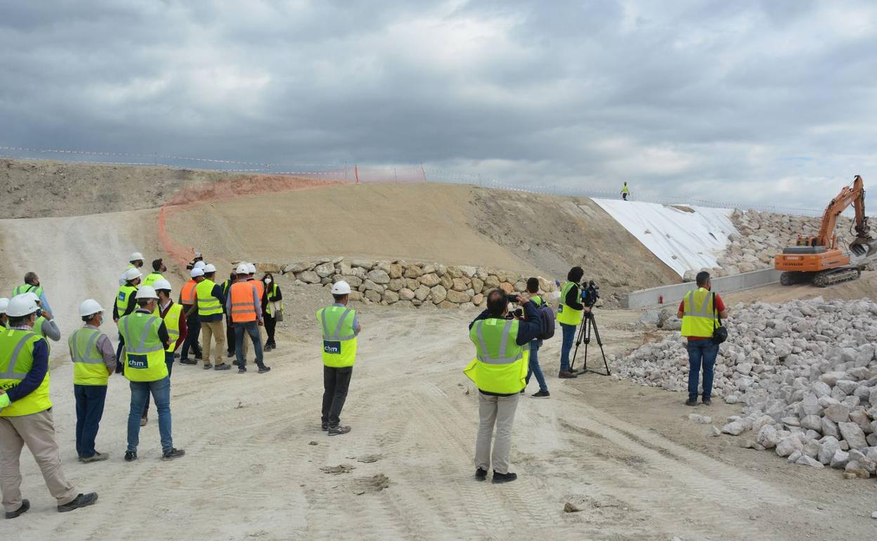 Visita a las obras de reparación de la plataforma ferroviaria en Cieza, el mes pasado. Está previsto reabrir la línea la próxima semana. 