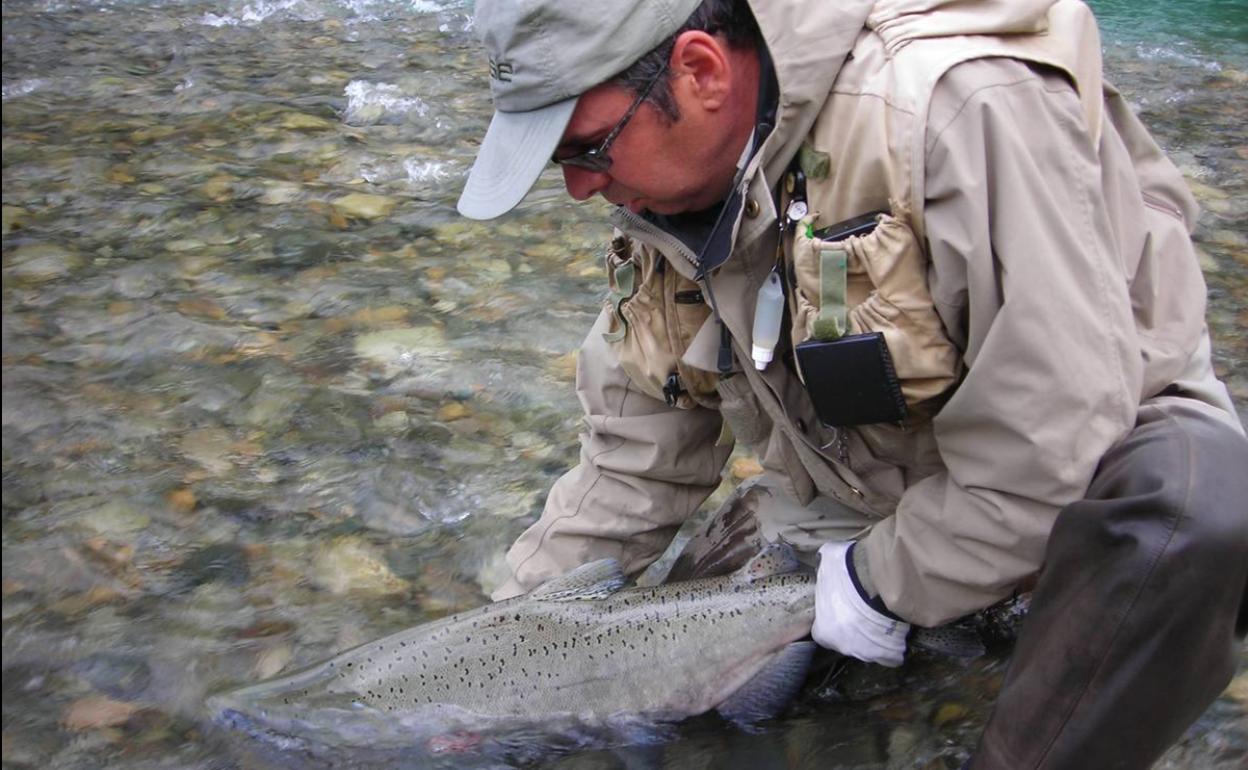 Antonio Guirao, devolviendo un salmón al agua, en un viaje a Canadá. 