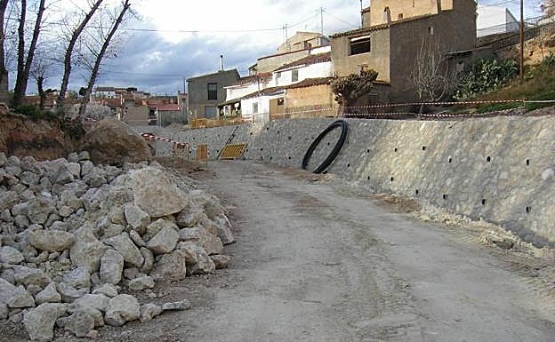 Destrucción de un río seco por una excesiva intervención humana. 