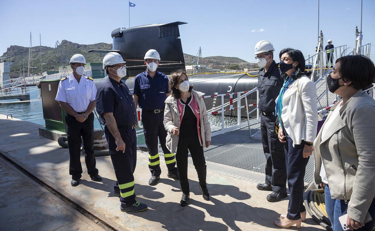 La ministra, en el centro, en el muelle de Navantia antes de visitar el submarino. 