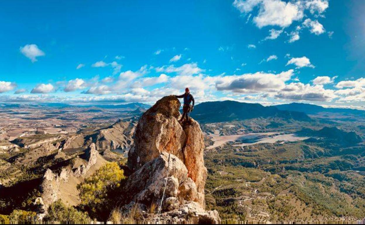 Un escalador en la pared de la Atalaya de Cieza.