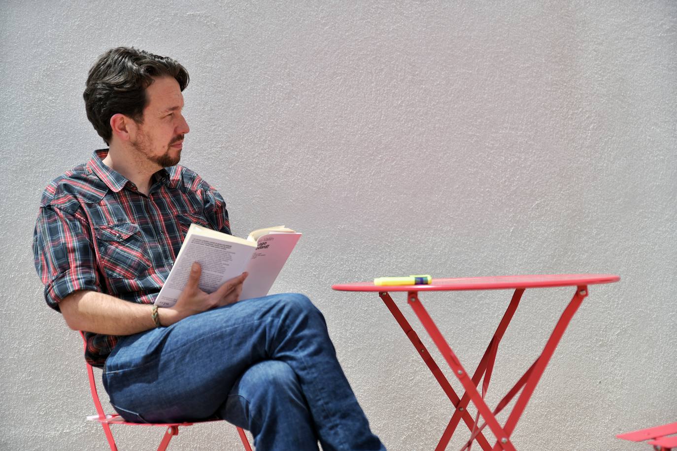 Iglesias, con su nuevo aspecto leyendo el libro '¡Me cago en Godard!, del periodista de La Vanguardia Pedro Vallín.
