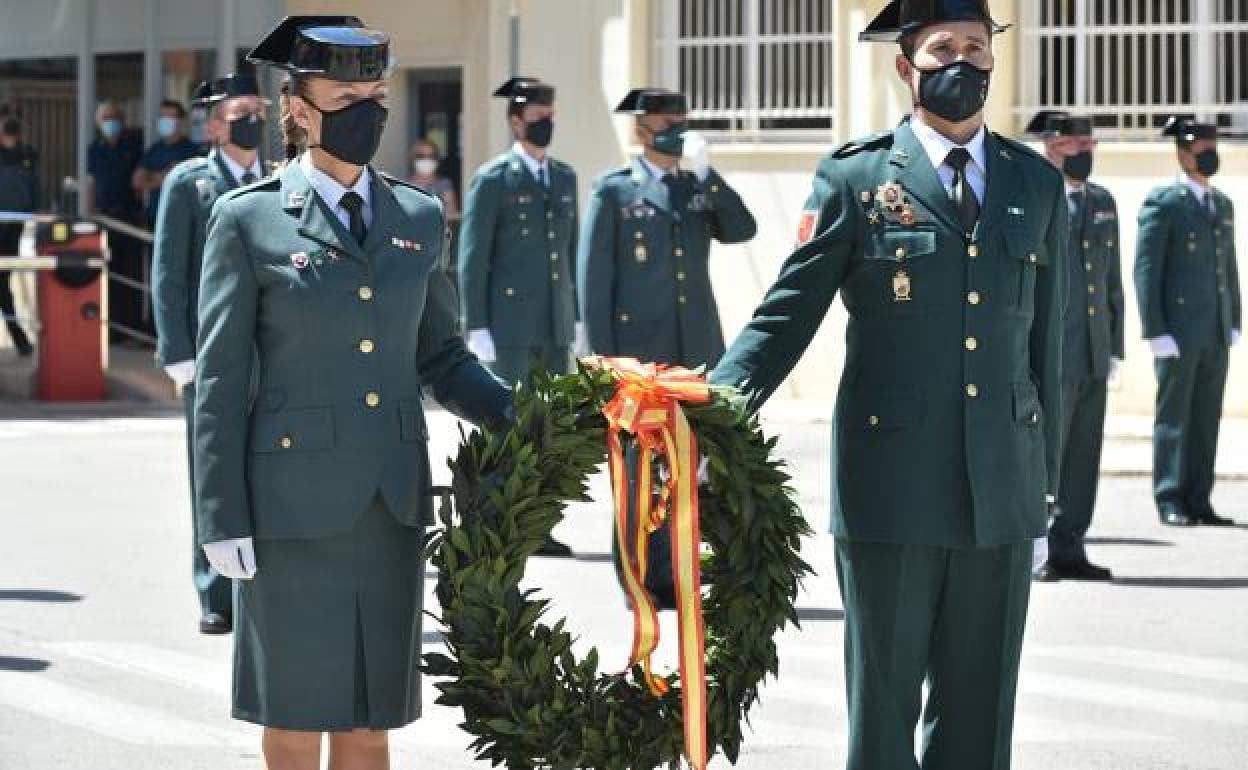 Dos agentes, en el acto de conmemoración, celebrado este jueves en Murcia.