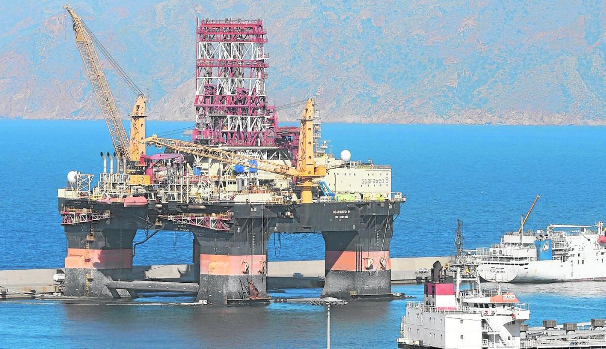 Plataforma petrolífera 'Scarabeo', atracada en el muelle suroeste de Escombreras. 