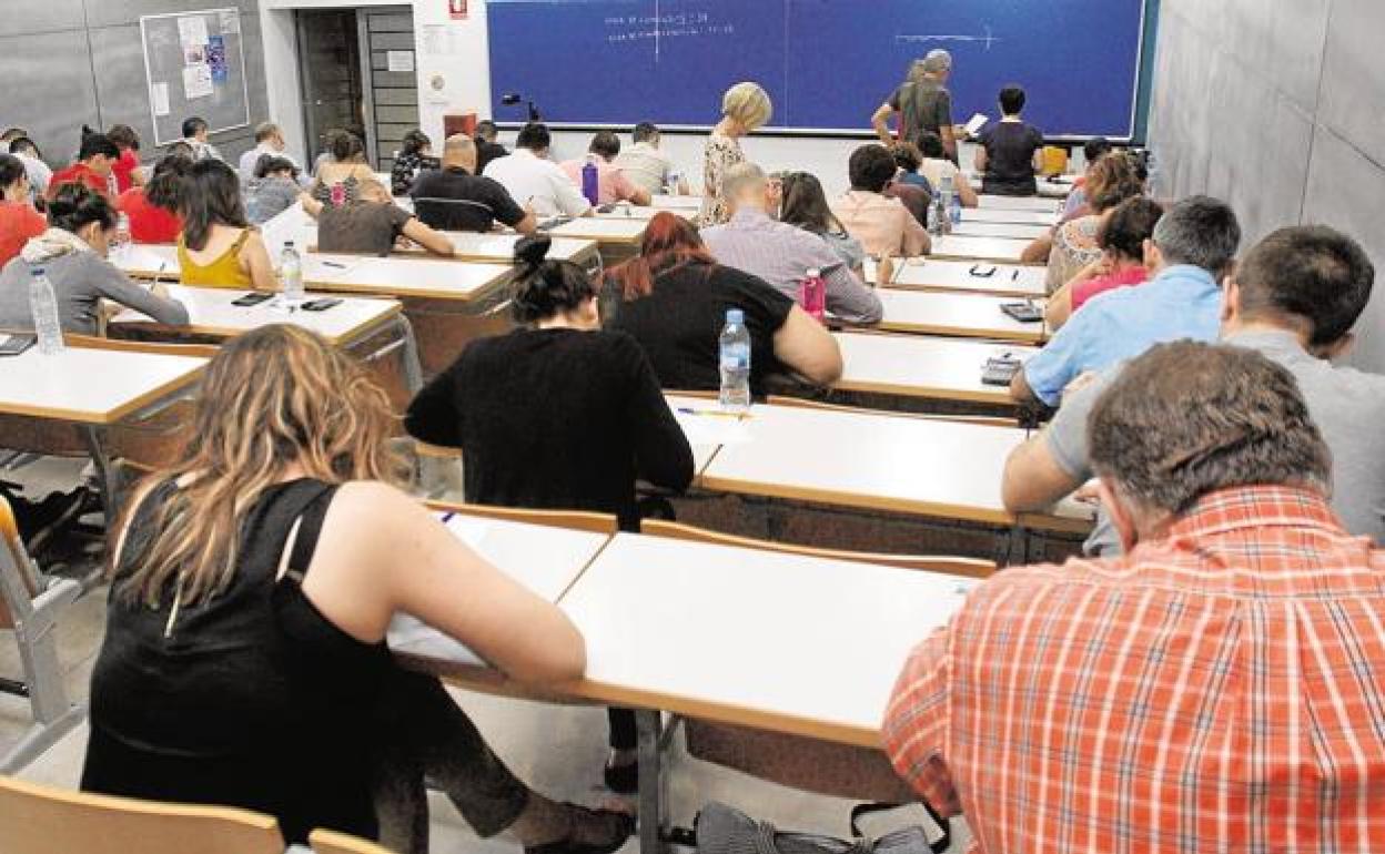 Opositores durante una convocatoria de plazas para Secundaria, en una imagen de archivo. 