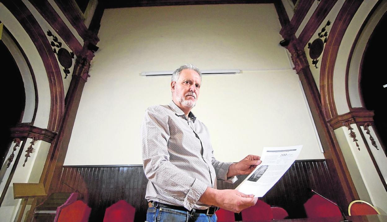 Antonio Miguel Pérez, director del IES Licenciado Francisco Cascales de Murcia, frente a la pared donde estuvieron las pinturas de Vicente Inglés. 