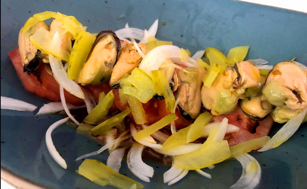 Ensalada de mejillones y tomates.