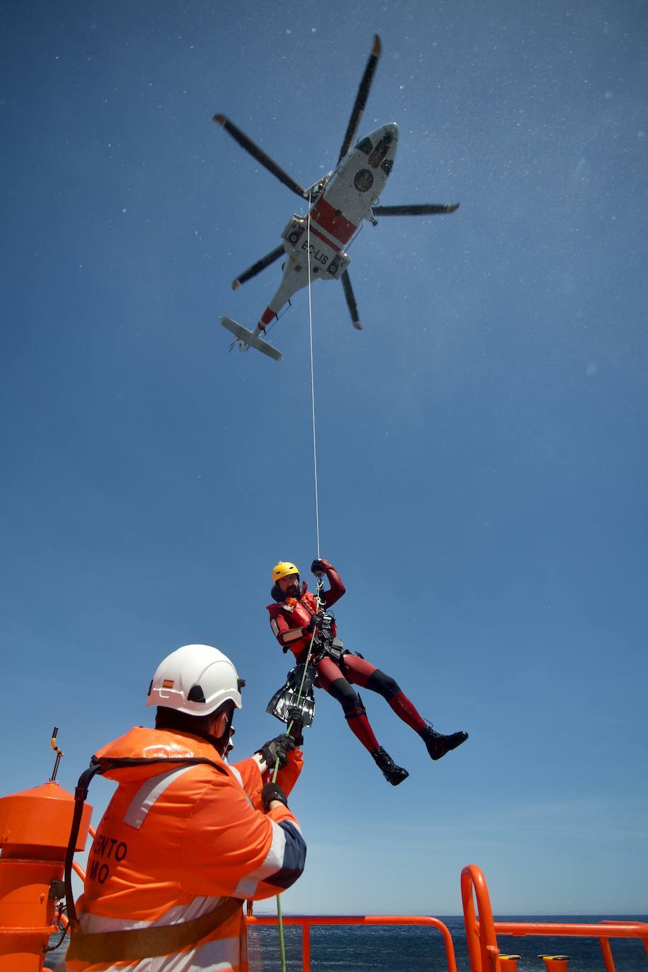 Fotos: Rescate por mar y aire en Isla Grosa