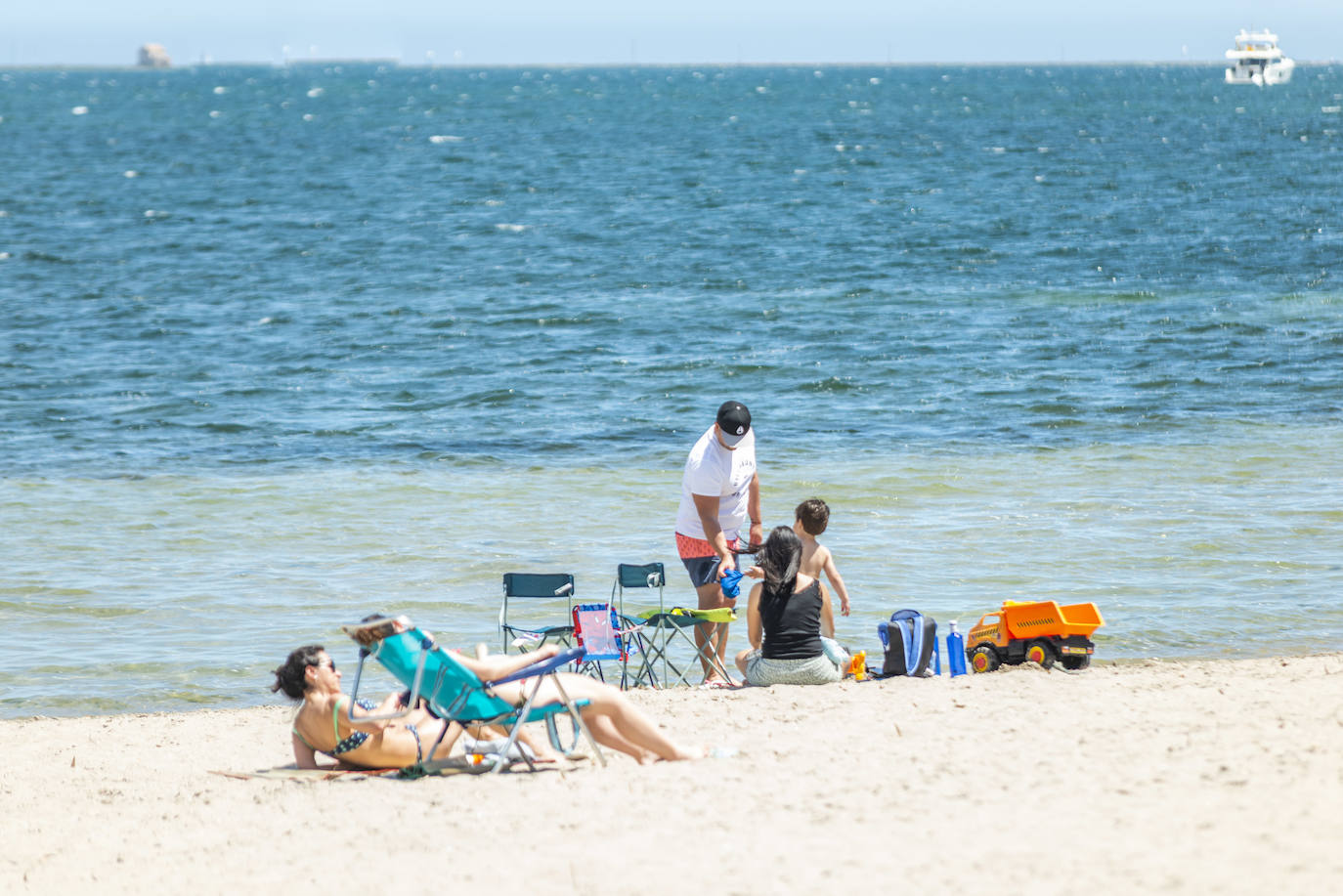 Fotos: Ambiente en las playas de Santiago de la Ribera en el primer fin de semana tras el estado de alarma