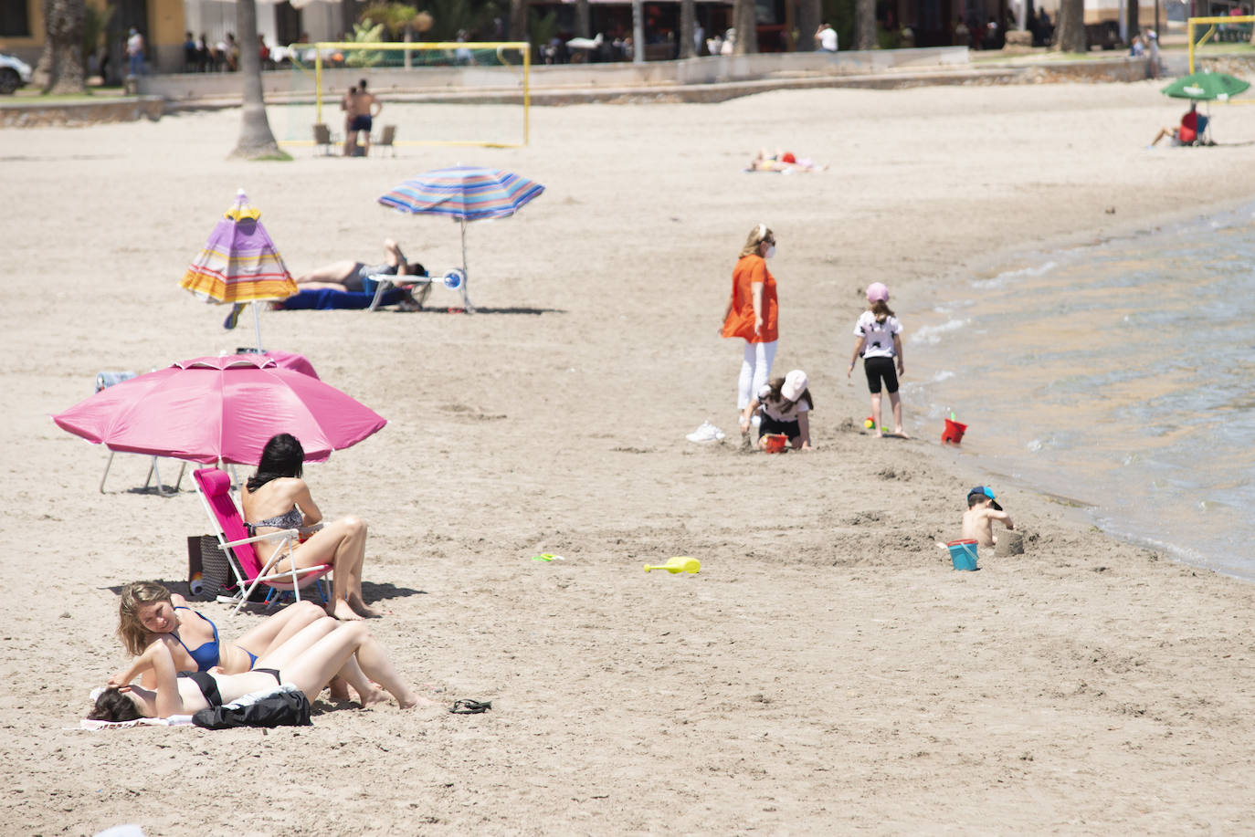 Fotos: Ambiente en las playas de Santiago de la Ribera en el primer fin de semana tras el estado de alarma