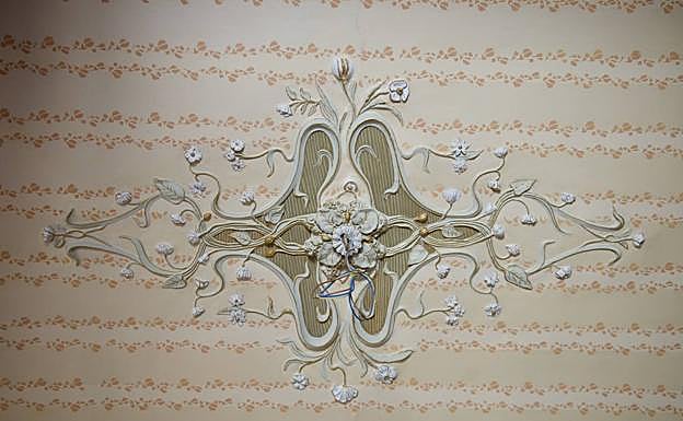 Pinturas con motivos florales de una de las salas de la casa principal.