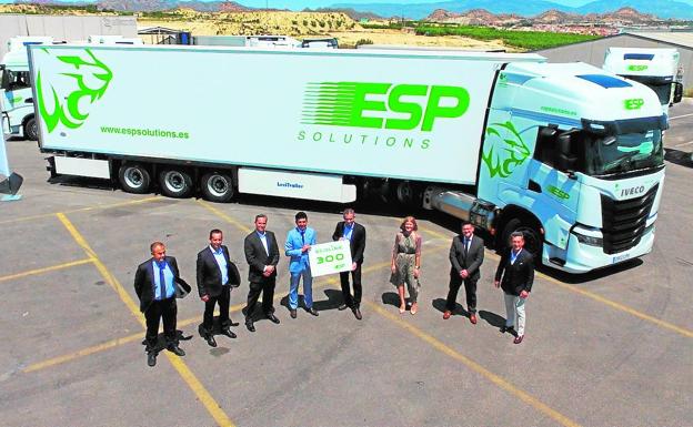 Representantes de IVECO, Grupo Huertas y ESP Solutions, en el acto de entrega de los primeros 50 vehículos.