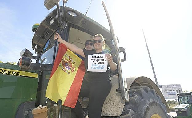 Dos mujeres a bordo de un tractor durante la protesta en Alcantarilla, este sábado.