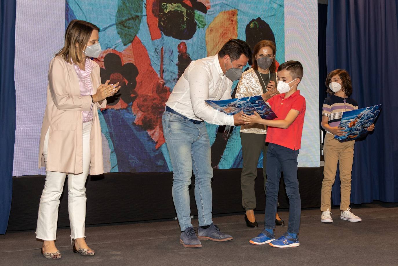 El concejal de Educación, José Fernández, haciendo entrega de uno de los premios en la Casa de Cultura. 