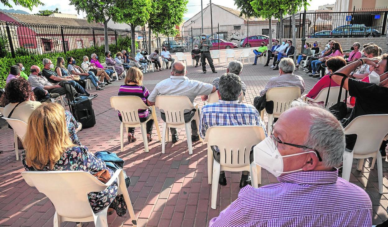 Asociaciones de vecinos y colectivos sociales debaten sobre la planta fotovoltaica. 