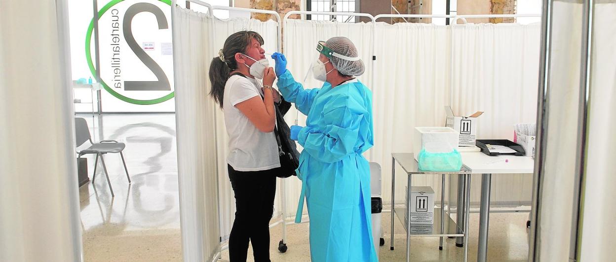 Una enfermera toma una muestra a una paciente para una prueba PCR, ayer en el Cuartel de Artillería de Murcia. 
