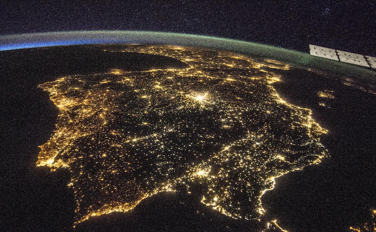 La Península Ibérica fotografiada de noche desde la Estación Espacial Internacional 