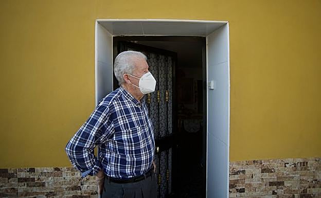 Ángel Serrano, en la planta baja de su casa, junto a las vías del tren en Barriomar.