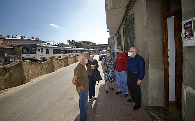 Los vecinos de Barriomar Carmelo Vera, Laura Marcos, Encarnación Alarcón, Pedro Marcos y Sebastián Sardina, conversando sobre lo difícil que será irse de sus casa.