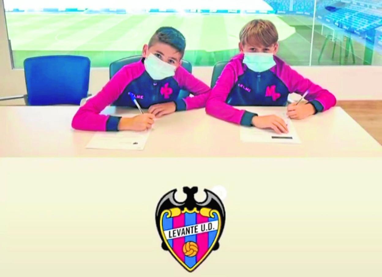 Antonio Rubira, a la izquierda, y Alejandro Valverde firman con el Levante, la semana pasada.
