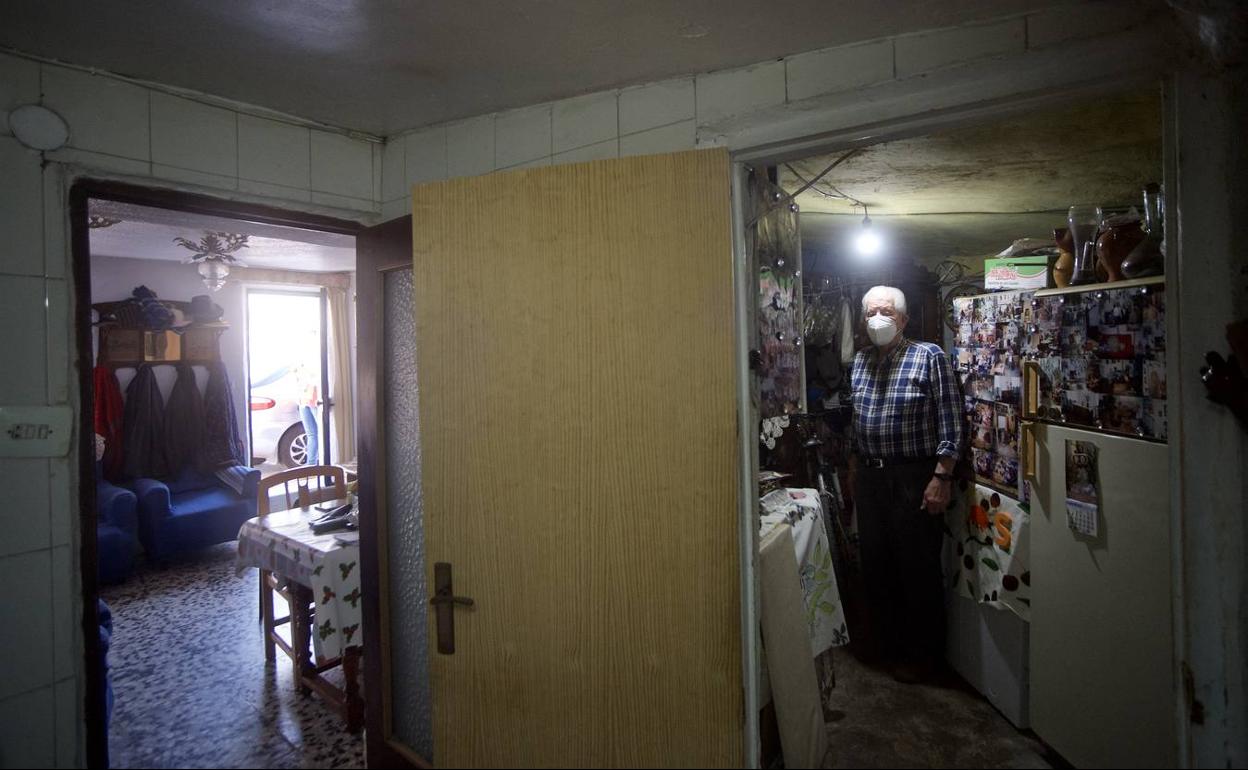 Ángel Serrano posa en la habitación que tiene repleta de los objetos, fotos y recuerdos que colecciona desde hace «muchos años». 