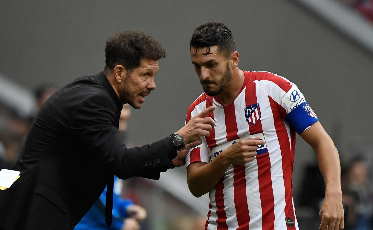 Diego Pablo Simeone da instrucciones a Koke. 