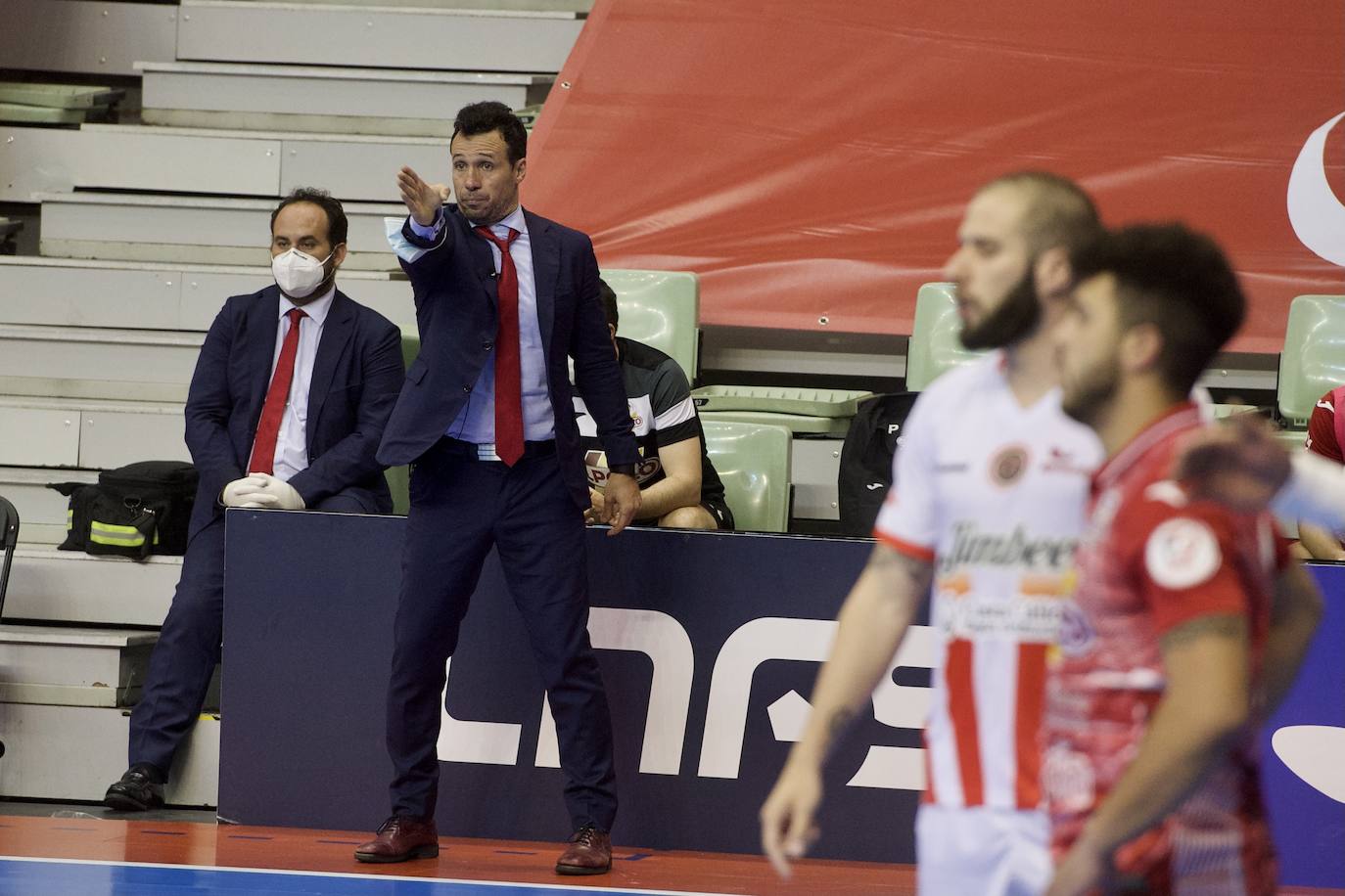 Fotos: ElPozo sacude la fe del Jimbee