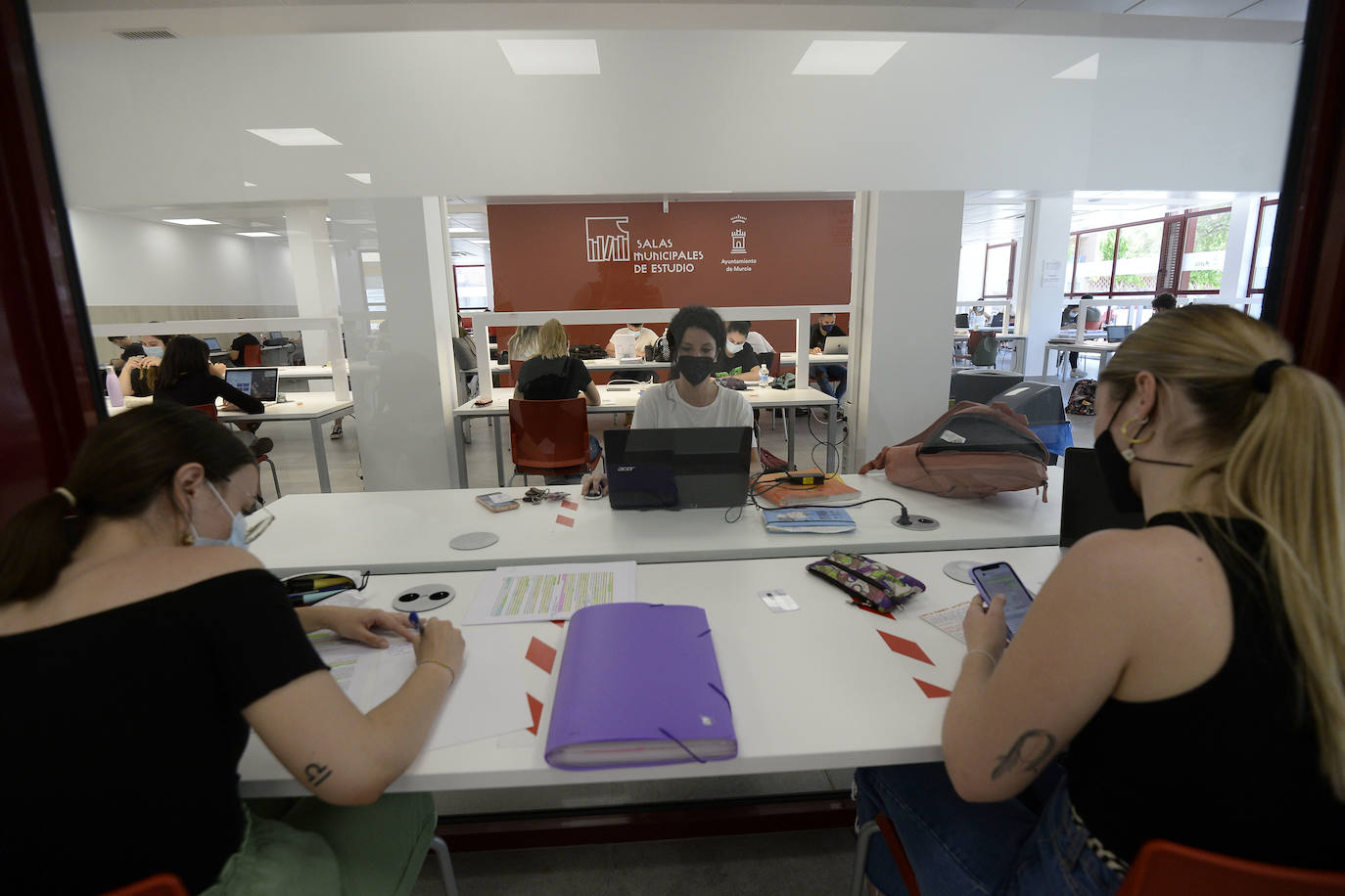 Fotos: Los alumnos de Murcia se quejan de falta de espacio y horarios limitados en las salas de estudio