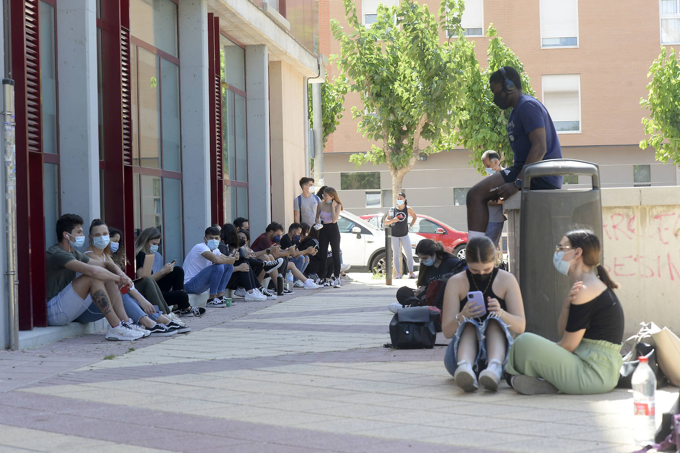 Fotos: Los alumnos de Murcia se quejan de falta de espacio y horarios limitados en las salas de estudio