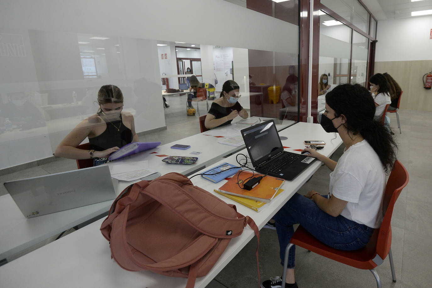 Fotos: Los alumnos de Murcia se quejan de falta de espacio y horarios limitados en las salas de estudio