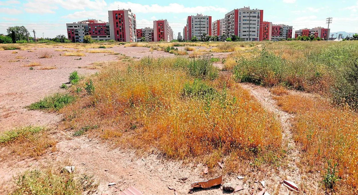 Imagen del descampado, con las viviendas de la urbanización Joven Futura de fondo, en el que debe ubicarse el gran Parque Metropolitano prometido a los residentes. 