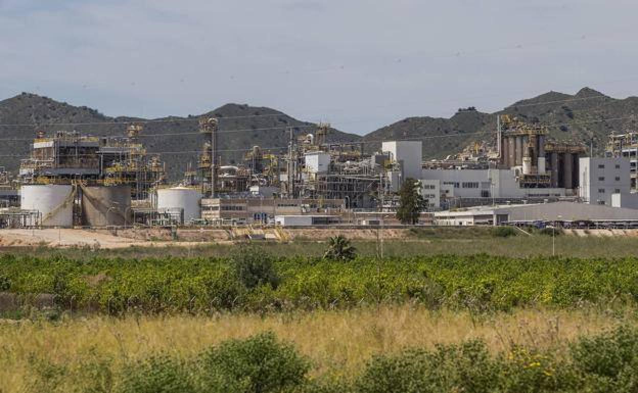 Planta de Sabic frente a La Aljorra, en una imagen de archivo.
