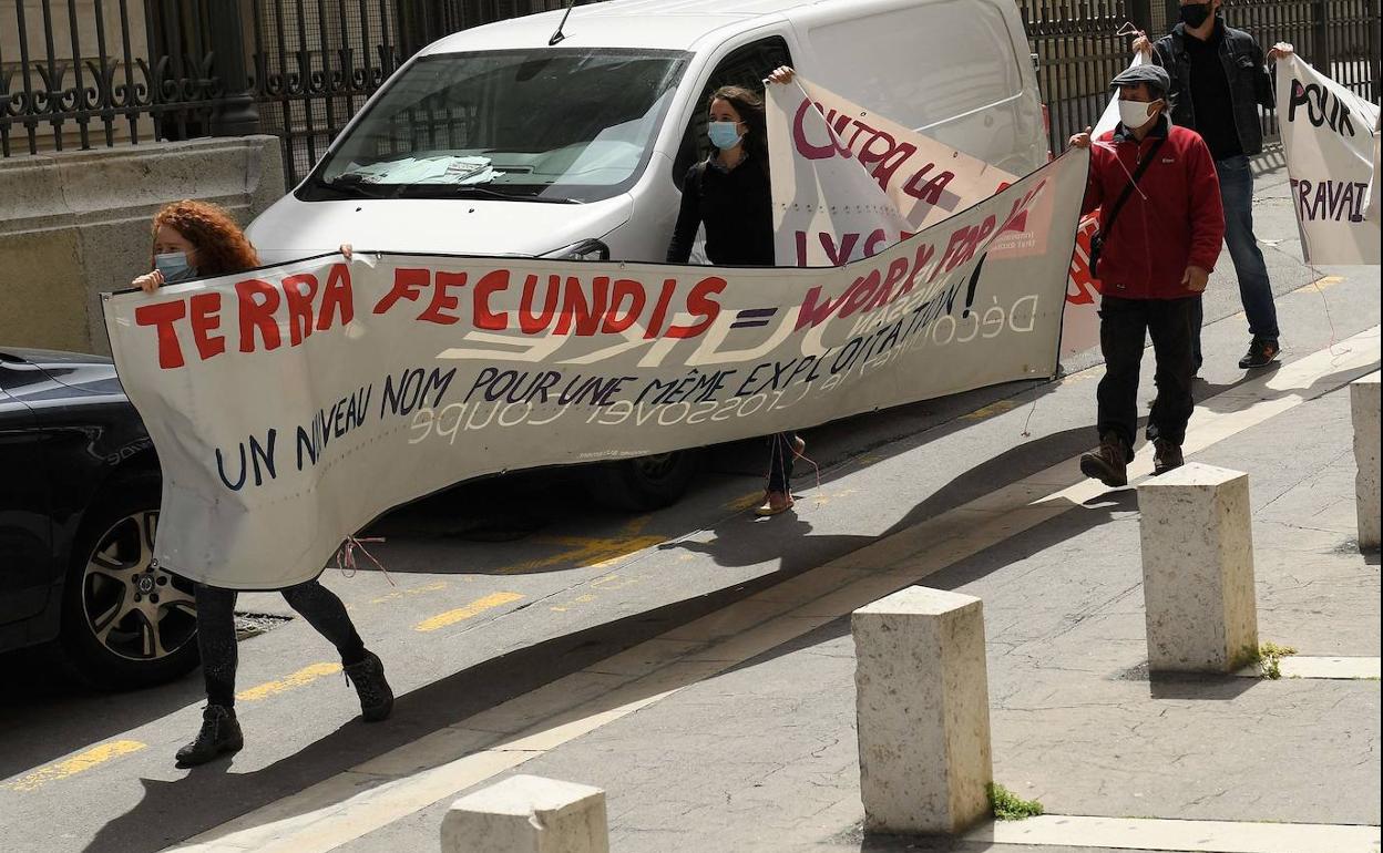 Protesta contra la empresa murciana Terra Fecundis, el pasado lunes, antes del inicio del juicio en Marsella.