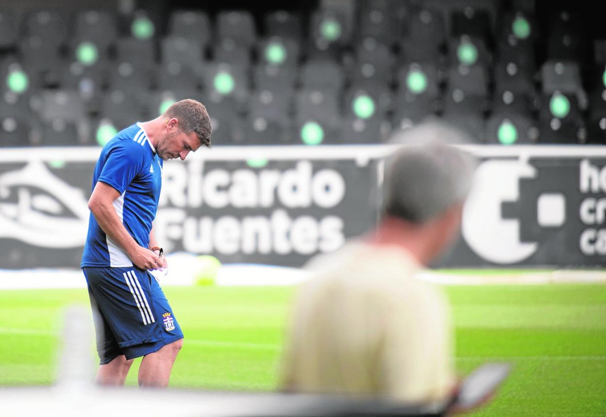 Luis Carrión, técnico del Cartagena, en el entrenamiento que realizó el equipo ayer por la tarde en el Cartagonova. 