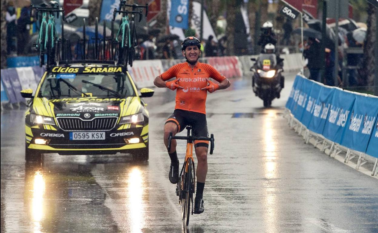 El corredor Antonio Soto, emocionado, cruza la línea de meta de la Vuelta Ciclista a la Región de Murcia, este domingo en Alcantarilla.