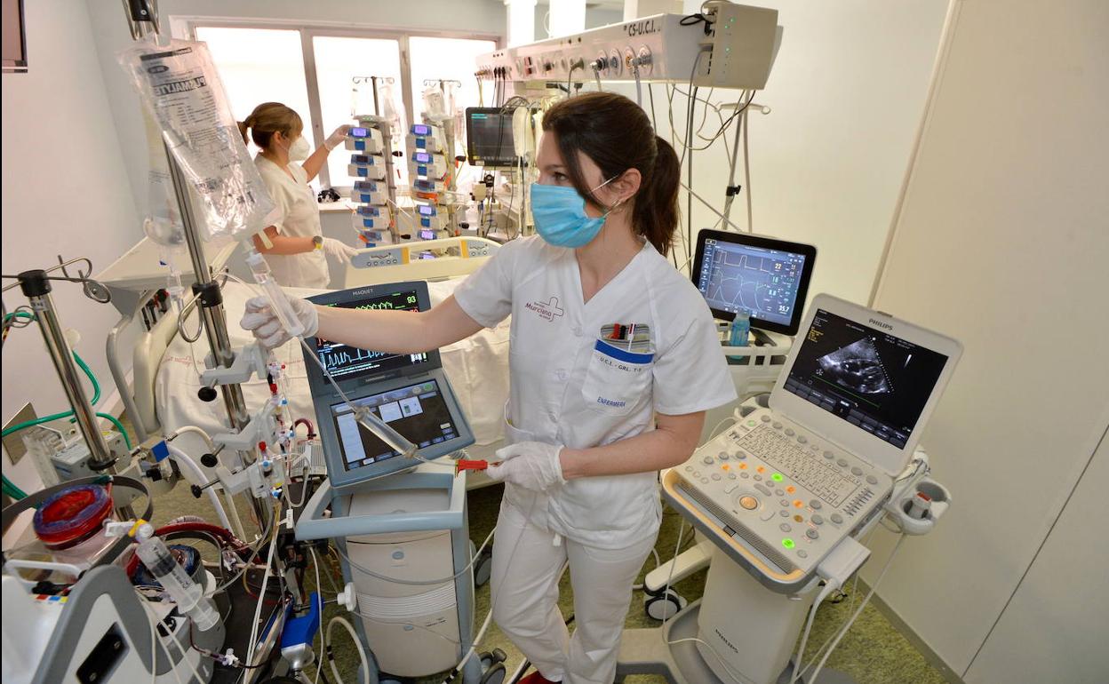 Dos enfermeras en una UCI de La Arrixaca.