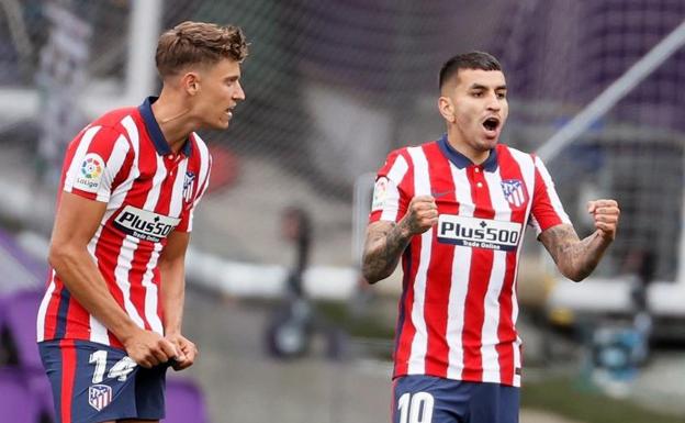 Correa, felicitado por Marcos Llorente tras un gol clave.