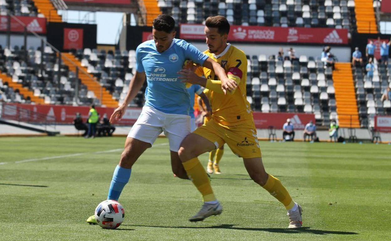 Rafa de Vicente trata de robar el balón durante el encuentro ante el Ibiza.